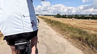 Šortky na kole ve kterých pěkně větrá penis, varlata a zadek. Zepředu je vidět obrys penisu a zezadu prosvítá zadek. Celkový pohled 360 stupňů ko